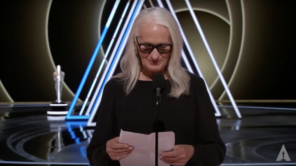 Jane Campion est la dernière femme a avoir gagné l'Oscar du meilleur réalisateur. // Source : Oscars sur Youtube. Capture d'écran Numerama. Jane Campion est la dernière femme a avoir gagné l'Oscar du meilleur réalisateur. // Source : Oscars sur Youtube. Capture d'écran Numerama.