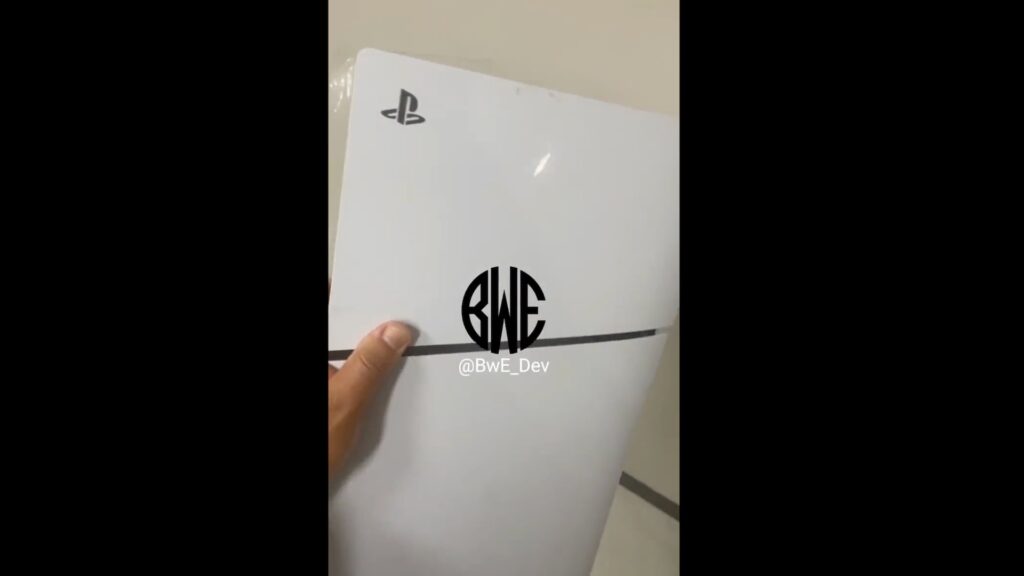 Fuite de la PlayStation 5 Slim // Source : Twitter Fuite de la PlayStation 5 Slim // Source : Twitter