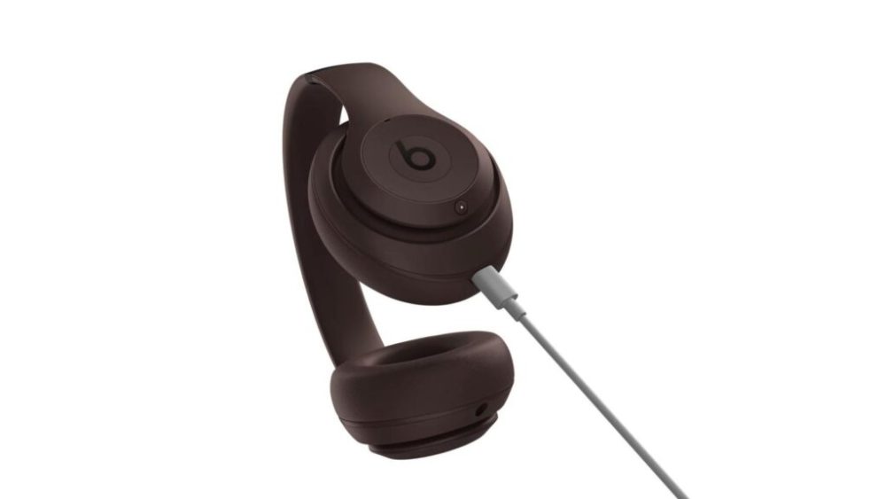 Le casque Studio Pro de Beats se charge en micro USB // Source : montage Numerama