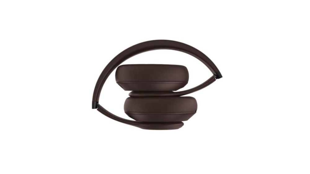 Le casque Beats Studio Pro se replis sur lui // Source : montage Numerama