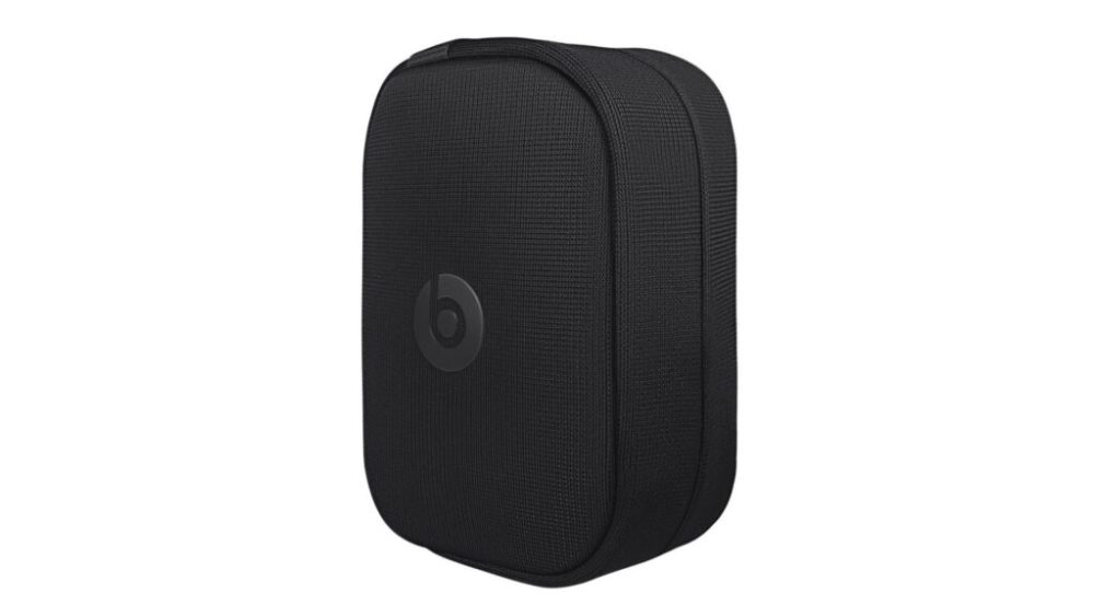 Sacoche de transport du casque Beats Studio Pro // Source : montage Numerama