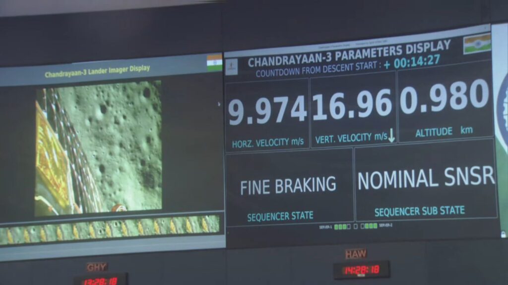 À gauche, la caméra embarquée à bord de la sonde, pendant l'alunissage. // Source : ISRO À gauche, la caméra embarquée à bord de la sonde, pendant l'alunissage. // Source : ISRO