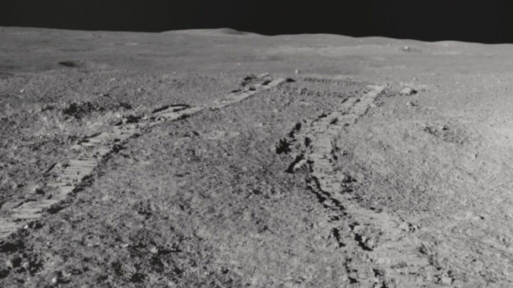Les traces de roues du rover de Chandrayaan-3 sur la Lune, le 27 août 2023. // Source : Via X @ISRO Les traces de roues du rover de Chandrayaan-3 sur la Lune, le 27 août 2023. // Source : Via X @ISRO