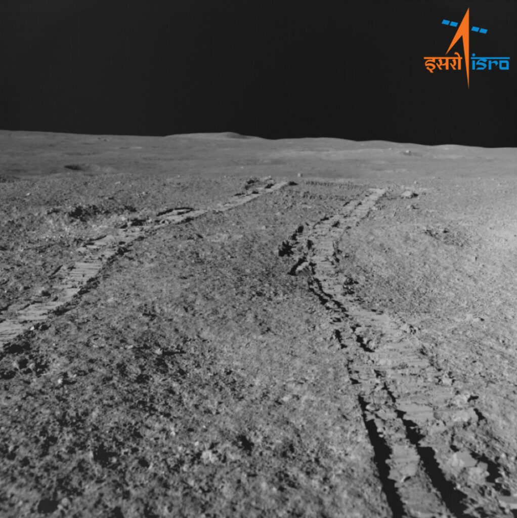 Les traces des roues du Rover Pragyan sur la surface de la Lune // Source : ISRO / X Les traces des roues du Rover Pragyan sur la surface de la Lune // Source : ISRO / X