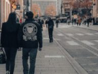 Un couple se baladant // Source : Photo de Hilderose C sur Unsplash Un couple se baladant // Source : Photo de Hilderose C sur Unsplash