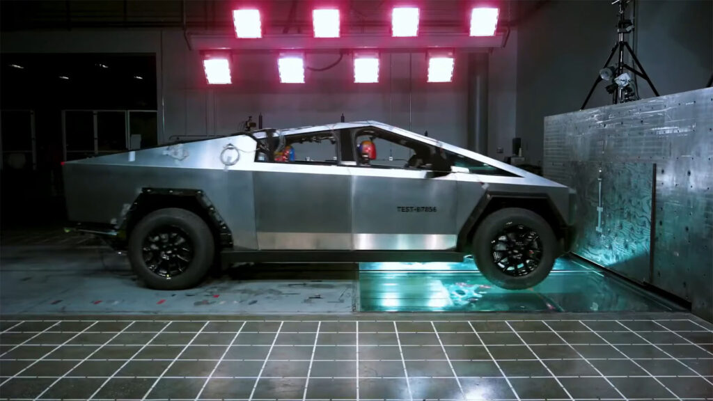 La porte arrière ressort du reste du Cybertruck // Source : Extrait vidéo Tesla La porte arrière ressort du reste du Cybertruck // Source : Extrait vidéo Tesla