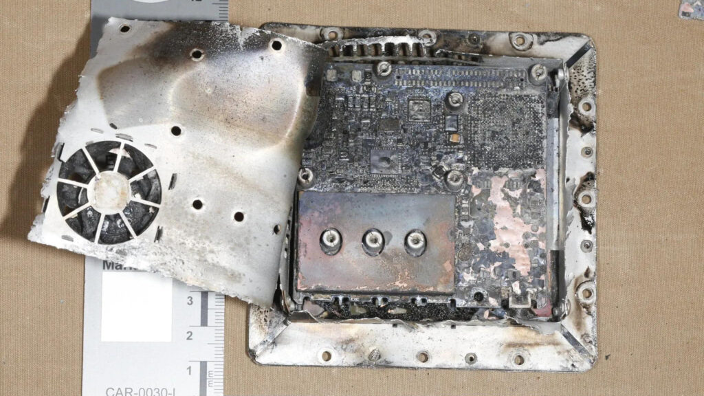 Les restes brûlés d'une unité de navigation par satellite Kometa d'un drone d'attaque Geran-2, documentés par des chercheurs à Kiev le 27 juillet 2023. // Source : Credit...Conflict Armament Research Les restes brûlés d'une unité de navigation par satellite Kometa d'un drone d'attaque Geran-2, documentés par des chercheurs à Kiev le 27 juillet 2023. // Source : Credit...Conflict Armament Research