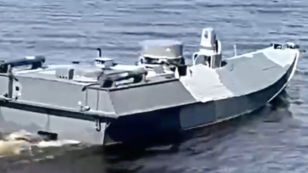 Ce nouveau modèle est plus lourd que les précédents drones navals ukrainiens. // Source : Forces armées ukrainiennes Ce nouveau modèle est plus lourd que les précédents drones navals ukrainiens. // Source : Forces armées ukrainiennes