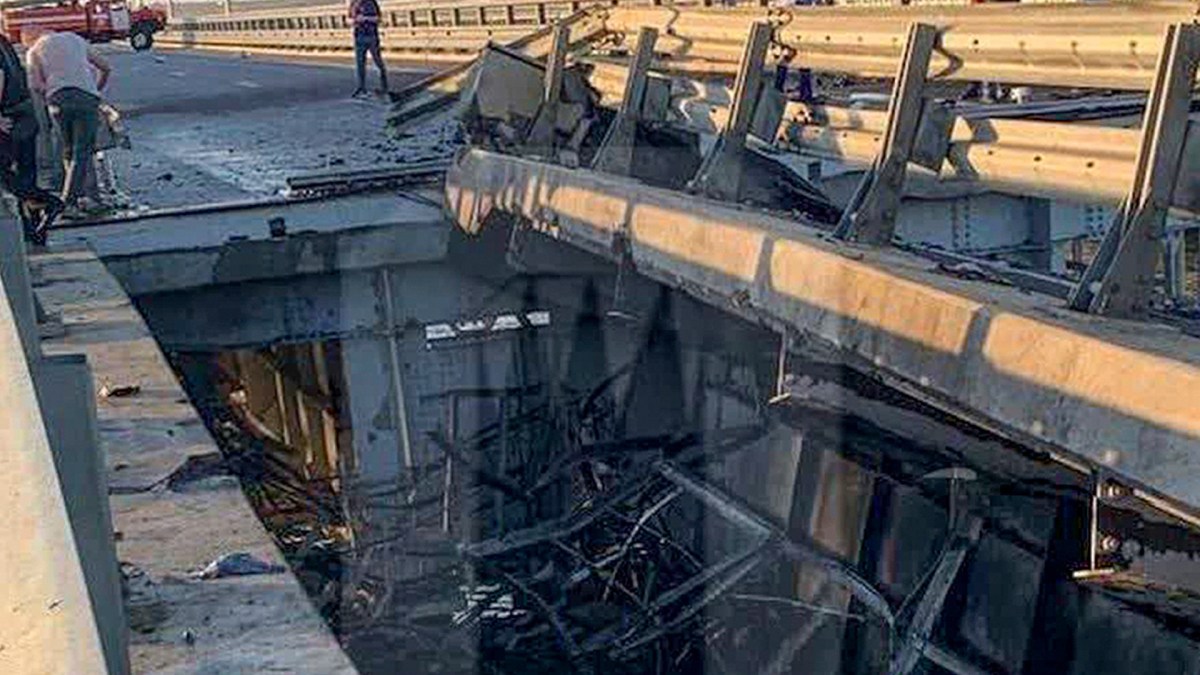 Le pont de Crimée après l'explosion du drone. // Source : Ostorozhno Novosti via AP Le pont de Crimée après l'explosion du drone. // Source : Ostorozhno Novosti via AP