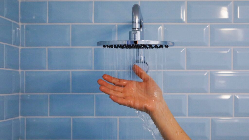 Douche froide : une bonne idée quand il fait chaud ? // Source : Canva Douche froide : une bonne idée quand il fait chaud ? // Source : Canva