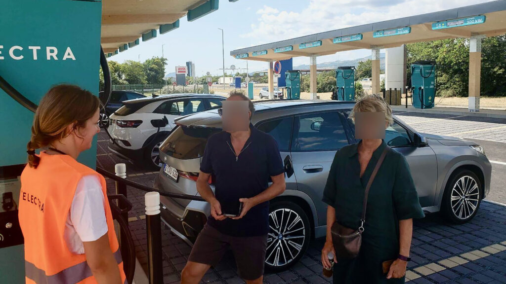 Du personnel Electra sur ses stations d'autoroute // Source : Electra sur Linkedin Du personnel Electra sur ses stations d'autoroute // Source : Electra sur Linkedin