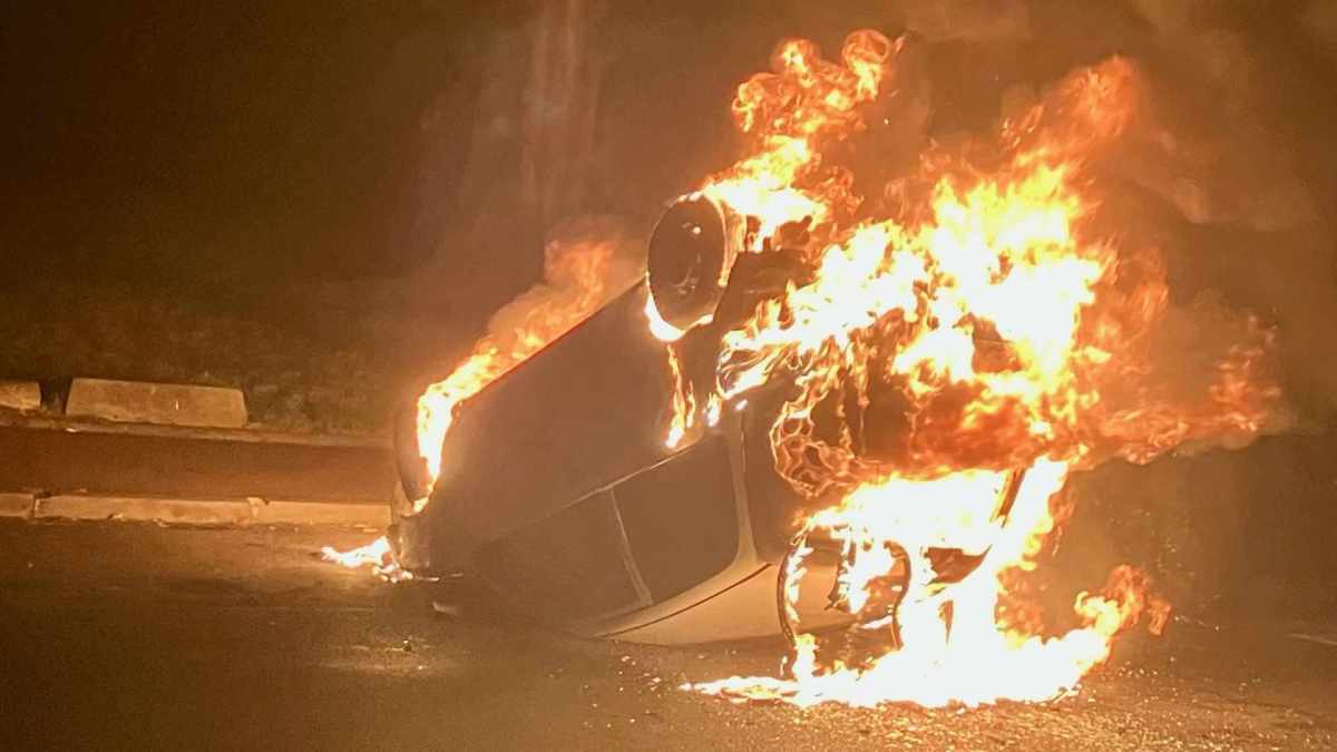 Une voiture en feu pendant les émeutes après la mort de Nahel M. // Source : Wikimedia Commons Une voiture en feu pendant les émeutes après la mort de Nahel M. // Source : Wikimedia Commons