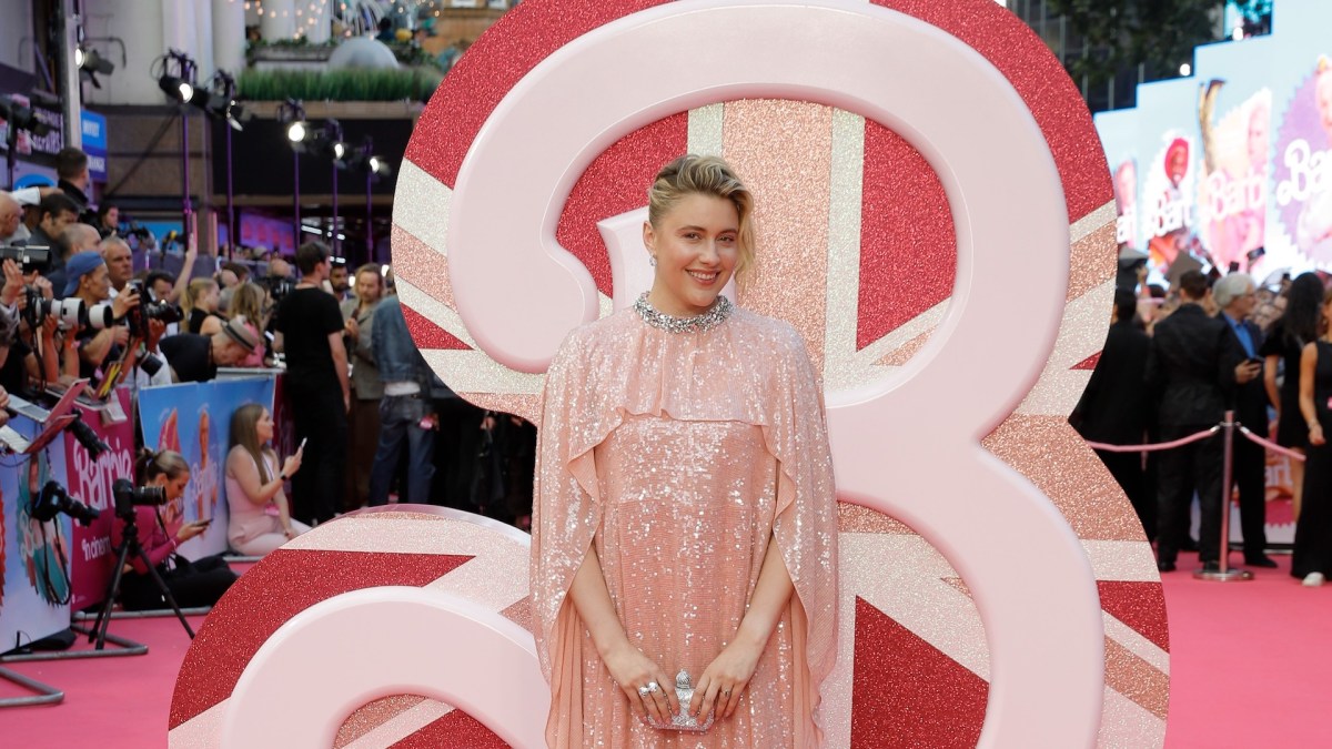 Greta Gerwig, réalisatrice du film Barbie, première femme a réaliser un film qui a passé la barre des 1 milliards de revenus. // Source : Warner Bros UK sur Twitter. Greta Gerwig, réalisatrice du film Barbie, première femme a réaliser un film qui a passé la barre des 1 milliards de revenus. // Source : Warner Bros UK sur Twitter.