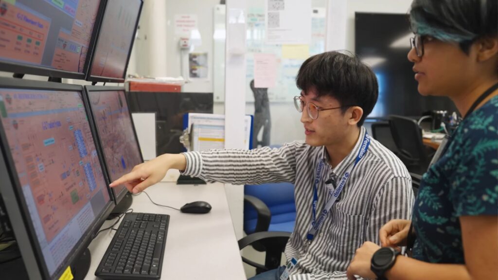 On Kim et Meghna Bhattacharya, deux scientifiques postdocs au Fermilab, travaillant sur les calculs de cette expérimentation. // Source : Fermilab On Kim et Meghna Bhattacharya, deux scientifiques postdocs au Fermilab, travaillant sur les calculs de cette expérimentation. // Source : Fermilab