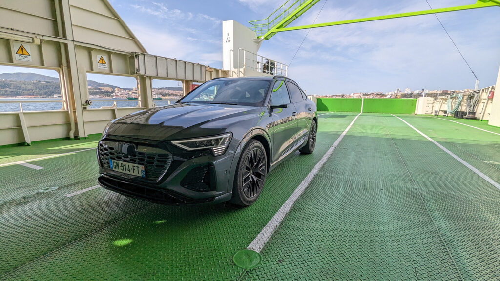Promenade en ferry avec le Q8 e-tron // Source : Raphaelle Baut Promenade en ferry avec le Q8 e-tron // Source : Raphaelle Baut