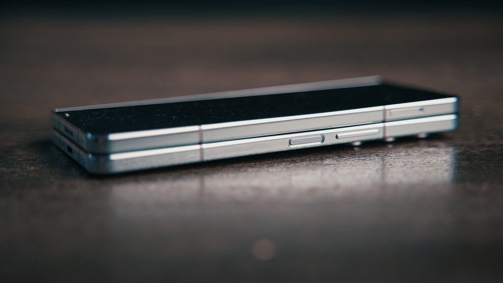 Fermé, le Galaxy Z Fold 5 est parfaitement plat. Ce n'était pas le cas des anciens modèles. Fermé, le Galaxy Z Fold 5 est parfaitement plat. Ce n'était pas le cas des anciens modèles.