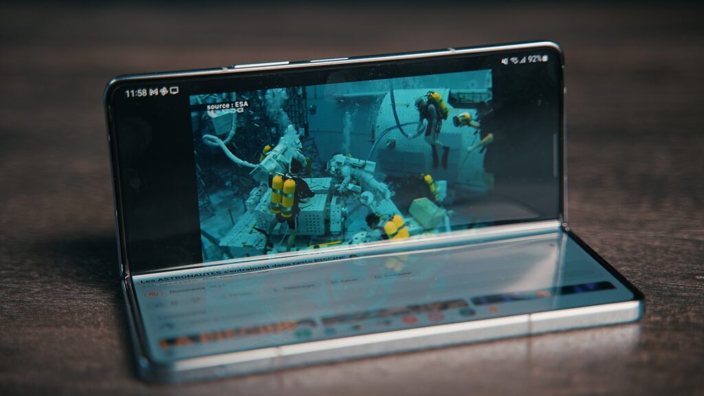Pour regarder un film sans avoir à tenir son smartphone, le Fold 5 est ce qui se fait de mieux. Même si on a évidemment envie de le déplier pour profiter du grand écran. Pour regarder un film sans avoir à tenir son smartphone, le Fold 5 est ce qui se fait de mieux. Même si on a évidemment envie de le déplier pour profiter du grand écran.