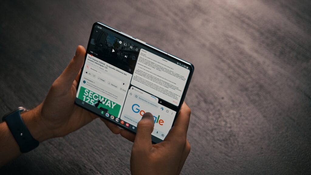 Le Galaxy Z Fold 5 est présenté par Samsung comme le meilleur smartphone pour le multitâche. Il peut afficher jusqu'à 4 applications en même temps (avec des fenêtres flottantes comme sur Windows). Le Galaxy Z Fold 5 est présenté par Samsung comme le meilleur smartphone pour le multitâche. Il peut afficher jusqu'à 4 applications en même temps (avec des fenêtres flottantes comme sur Windows).