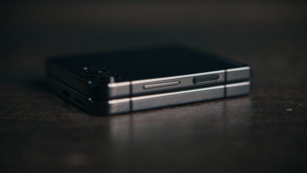 Plié, le Samsung Galaxy Z Flip 5 est parfaitement plat. Cela embellit sa finition. // Source : Thomas Ancelle / Numerama Plié, le Samsung Galaxy Z Flip 5 est parfaitement plat. Cela embellit sa finition. // Source : Thomas Ancelle / Numerama