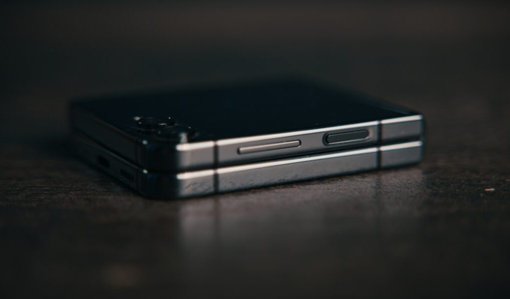 Plié, le Samsung Galaxy Z Flip 5 est parfaitement plat. Cela embellit sa finition. // Source : Thomas Ancelle / Numerama Plié, le Samsung Galaxy Z Flip 5 est parfaitement plat. Cela embellit sa finition. // Source : Thomas Ancelle / Numerama