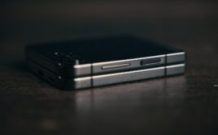 Plié, le Samsung Galaxy Z Flip 5 est parfaitement plat. Cela embellit sa finition. // Source : Thomas Ancelle / Numerama Plié, le Samsung Galaxy Z Flip 5 est parfaitement plat. Cela embellit sa finition. // Source : Thomas Ancelle / Numerama