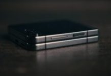 Plié, le Samsung Galaxy Z Flip 5 est parfaitement plat. Cela embellit sa finition. // Source : Thomas Ancelle / Numerama Plié, le Samsung Galaxy Z Flip 5 est parfaitement plat. Cela embellit sa finition. // Source : Thomas Ancelle / Numerama