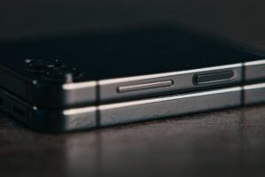 Plié, le Samsung Galaxy Z Flip 5 est parfaitement plat. Cela embellit sa finition. // Source : Thomas Ancelle / Numerama Plié, le Samsung Galaxy Z Flip 5 est parfaitement plat. Cela embellit sa finition. // Source : Thomas Ancelle / Numerama