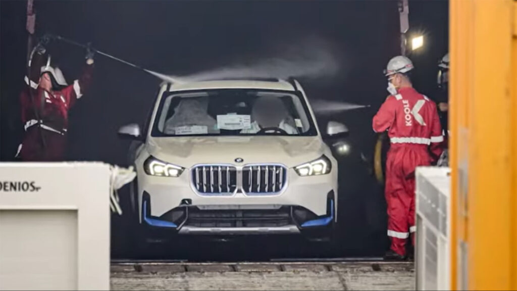 BMW iX1 sortant du Fremantle Highway // Source : Extrait vidéo BMW iX1 sortant du Fremantle Highway // Source : Extrait vidéo