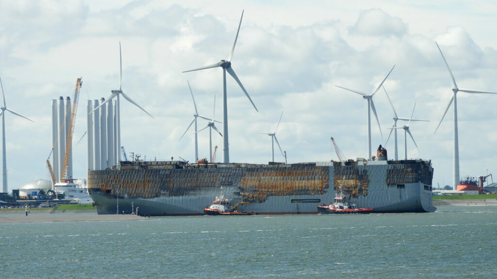 Fremantle Highway à son arrivée dans le port d'Eemshaven // Source : Rijkswaterstaat Fremantle Highway à son arrivée dans le port d'Eemshaven // Source : Rijkswaterstaat