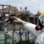 Un inspecteur de l'IAEA en train d'examiner l'Unité 3 de la centrale nucléaire de Fukushima, peu après le désastre de 2011. // Source : Greg Webb / IAEA Un inspecteur de l'IAEA en train d'examiner l'Unité 3 de la centrale nucléaire de Fukushima, peu après le désastre de 2011. // Source : Greg Webb / IAEA