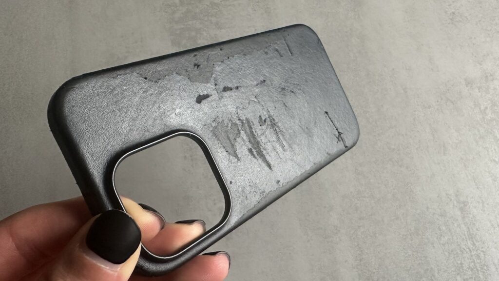 Coque iPhone en cuir // Source : Maxime Claudel pour Numerama Coque iPhone en cuir // Source : Maxime Claudel pour Numerama