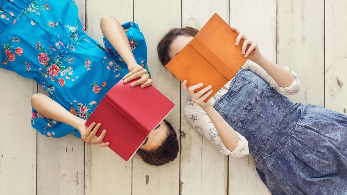 Adolescentes en pleine lecture. // Source : Canva Adolescentes en pleine lecture. // Source : Canva