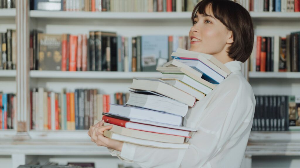 Des livres ! Encore des livres ! // Source : Canva Des livres ! Encore des livres ! // Source : Canva