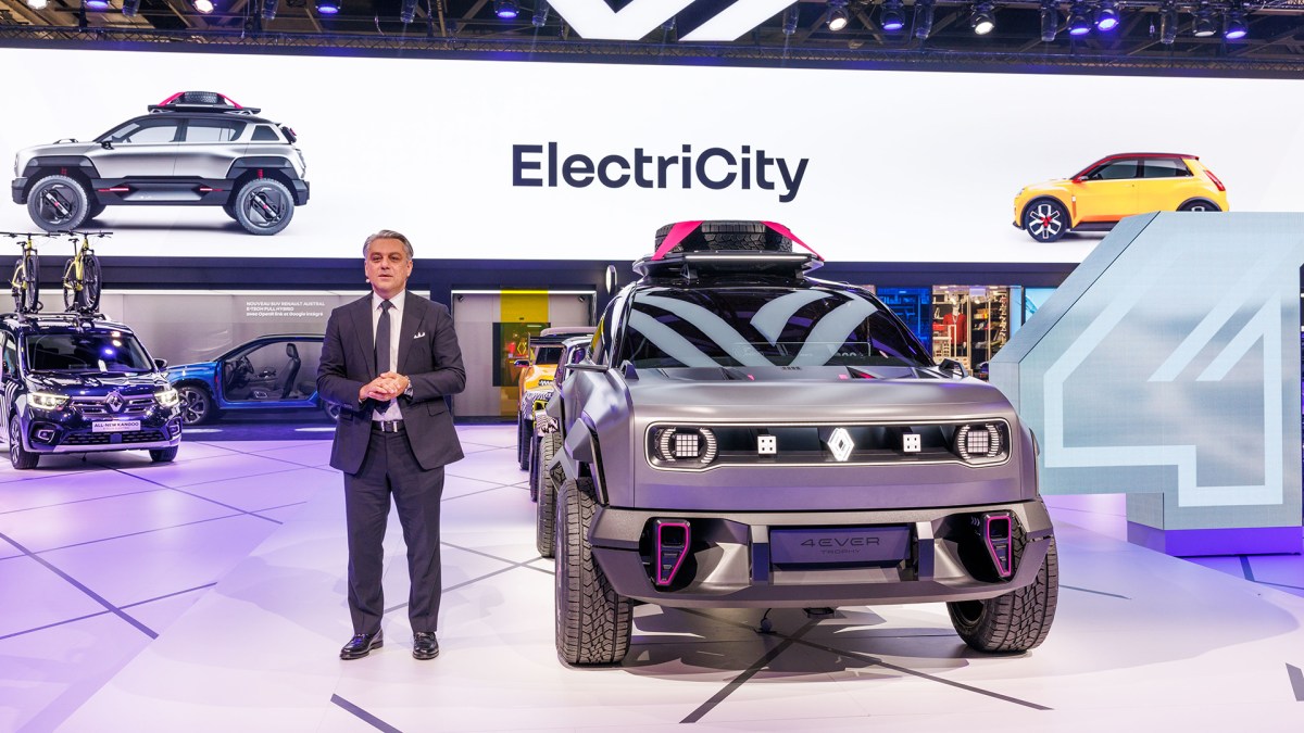 Luca de Meo lors du Mondial de Paris avec le concept 4L // Source : Renault Luca de Meo lors du Mondial de Paris avec le concept 4L // Source : Renault