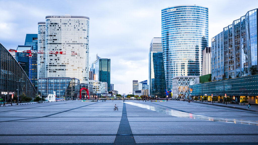 La dalle très minérale du quartier d’affaires de La Défense, vue depuis la Grande Arche // Source : Seb Mar La dalle très minérale du quartier d’affaires de La Défense, vue depuis la Grande Arche // Source : Seb Mar
