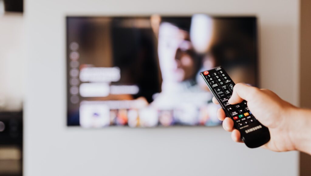 Sur nos écrans tv, les chaînes de télévisions ont laissé place à YouTube. // Source : Photo de Karolina Grabowska, Pexels. Sur nos écrans tv, les chaînes de télévisions ont laissé place à YouTube. // Source : Photo de Karolina Grabowska, Pexels.