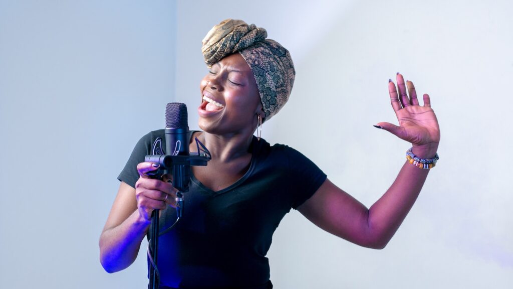 Pour les passionnés du monde entier qui en ont marre de chanter dans leur coin, il reste TikTok. // Source : Photo de Papa Yaw. Pexels. Pour les passionnés du monde entier qui en ont marre de chanter dans leur coin, il reste TikTok. // Source : Photo de Papa Yaw. Pexels.