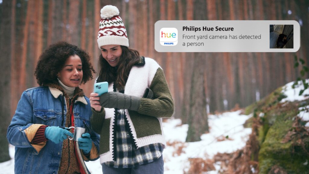 Les caméras Philips Hue vous envoient une notification quand elles détectent quelque chose, mais seulement depuis l'appli Philips Hue. Les caméras Philips Hue vous envoient une notification quand elles détectent quelque chose, mais seulement depuis l'appli Philips Hue.