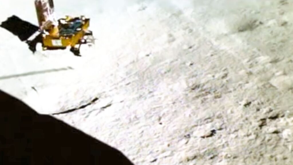 Pragyan en train de manœuvrer sur la Lune. // Source : Via X @ISRO Pragyan en train de manœuvrer sur la Lune. // Source : Via X @ISRO