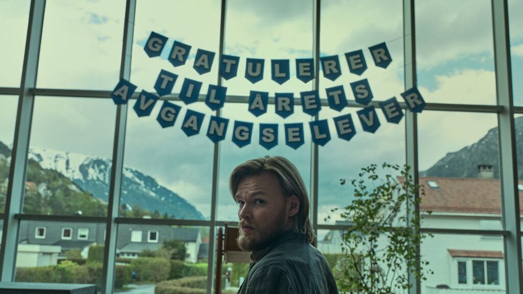 La remise de diplômes de Magne est entrecoupée d'images de bataille épique // Source : Netflix La remise de diplômes de Magne est entrecoupée d'images de bataille épique // Source : Netflix