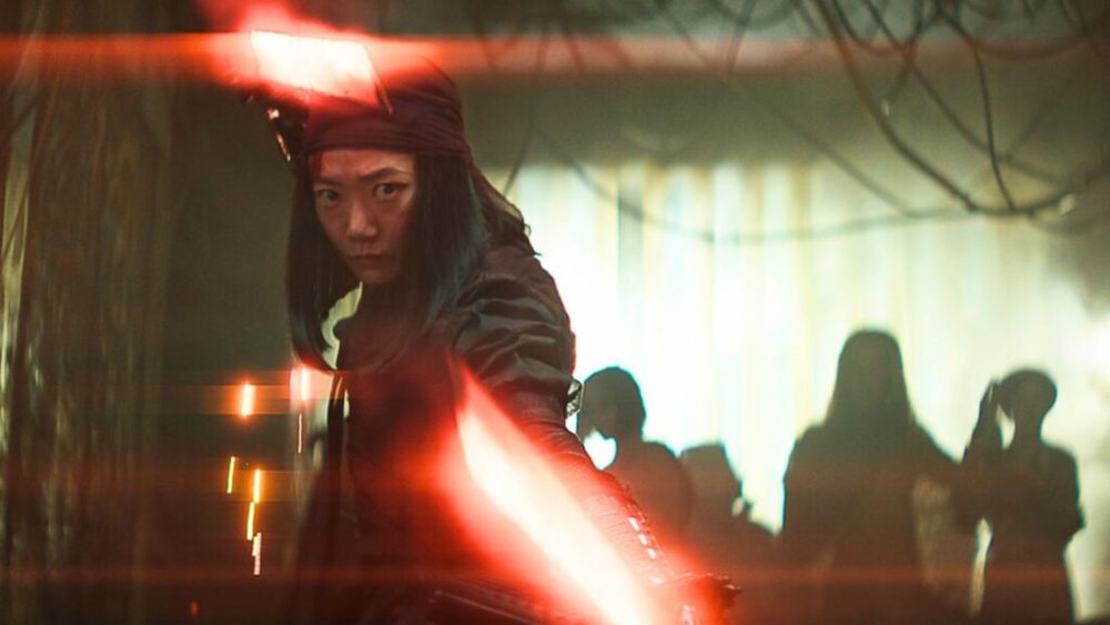 Des sabres laser... enfin, des sabres lumineux, dans Rebel Moon. // Source : Netflix Des sabres laser... enfin, des sabres lumineux, dans Rebel Moon. // Source : Netflix