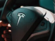 Au volant d'une Tesla // Source : Reet Talreja - Unsplash