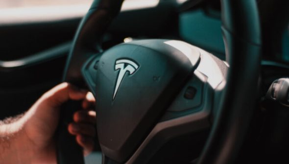 Au volant d'une Tesla // Source : Reet Talreja - Unsplash Au volant d'une Tesla // Source : Reet Talreja - Unsplash