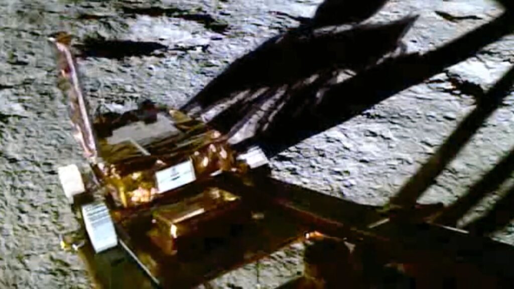Le rover de Chandrayaan-3 sur la Lune. // Source : Via X @ISRO Le rover de Chandrayaan-3 sur la Lune. // Source : Via X @ISRO