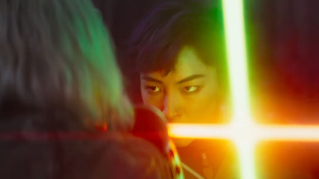 Sabine Wren maniant le sabre laser (vert) dans la série Star Wars Ahsoka. // Source : Lucasfilms/Disney+ Sabine Wren maniant le sabre laser (vert) dans la série Star Wars Ahsoka. // Source : Lucasfilms/Disney+