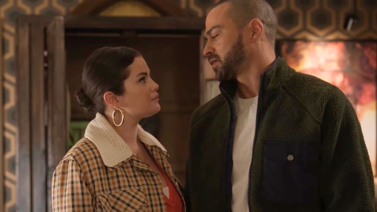 Selena Gomez (Mabel) et Jesse Williams (Torbert) dans Only Murders in the Building // Source : Disney+/Hulu Selena Gomez (Mabel) et Jesse Williams (Torbert) dans Only Murders in the Building // Source : Disney+/Hulu