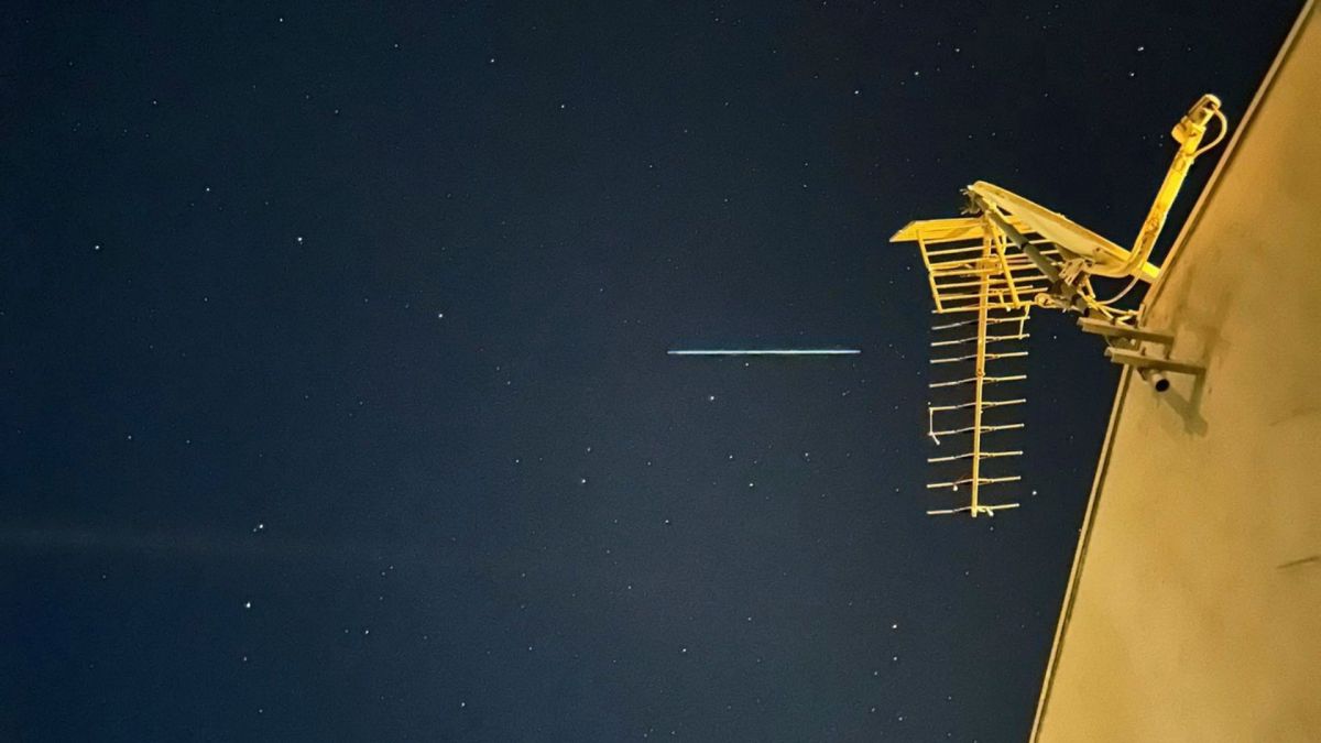 Le train de satellites Starlink. // Source : Via Twitter @davidbarastegui (photo recadrée) Le train de satellites Starlink. // Source : Via Twitter @davidbarastegui (photo recadrée)