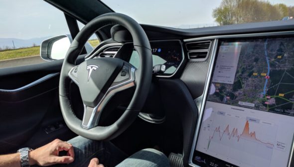 Autopilot dans le Model X // Source : Raphaelle