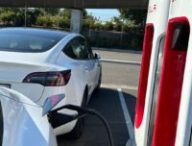 Les SuperCharger de Tesla intrègrent directement un câble de recharge.
