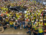 Photo de famille du premier Cybertruck produit // Source : Tesla Photo de famille du premier Cybertruck produit // Source : Tesla